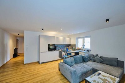 Terrassen-Traum in Straubing: Stylische 2-Zimmer-Wohnung (Bj. 2022) mit Gartenanteil & Luxus-Küche