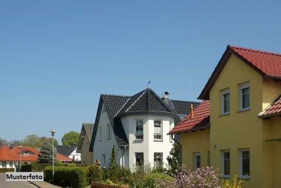 Einfamilienhaus, Garten, Schwimmbad und Garage