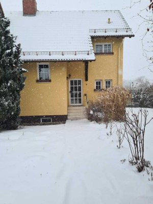 Charmantes Reihenhaus mit 5 Zimmern und Garage in Theuma