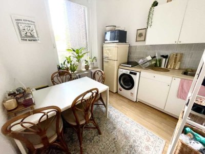 Wunderschöne zentrale 1-Zimmer Altbauwohnung - muss komplett möbliert ü.nommen werden+ Abstand!