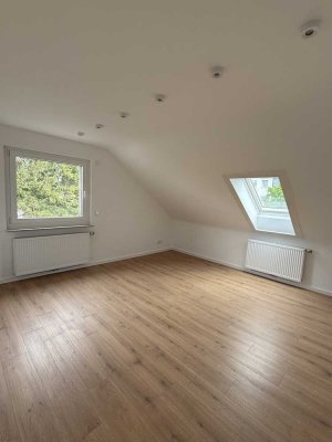 Exklusive 2-Zimmer-Dachgeschosswohnung – Erstbezug nach Kernsanierung