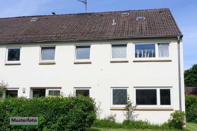 Mehrfamilienhaus und Baugrundstücke