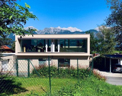 Architektonische Doppelhaushälfte in Rinn – Panoramablick auf die Nordkette