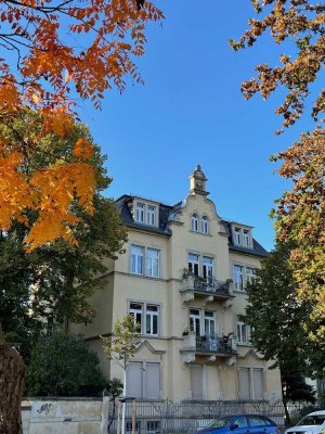 ZWEIRAUMWOHNUNG AUF DEM NIEDERWALDPLATZ MIT PARKETTBODEN, BAD MIT FENSTER ZU VERMIETEN AB 01.10.2025