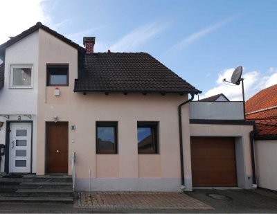 Stilvoll modernisierte, behagliche Doppelhaushälfte in ruhiger Innenstadtlage