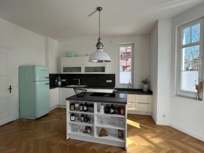 Neuwertige 4 Zimmer Wohnung mit schönem Garten & Pool