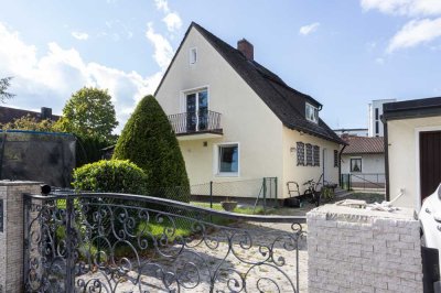 FREISTEHENDES EINFAMILIENHAUS mit DOPPELGARAGE in ZENTRALER LAGE von PLANEGG