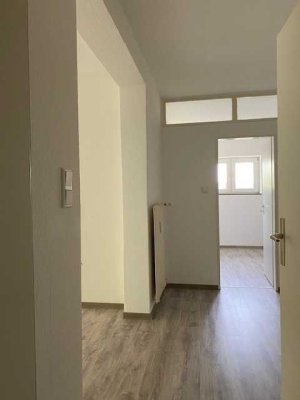 Einziehen und Wohlfühlen ! Renovierte 2-Zimmer-Wohnung mit Blick ins Grüne!