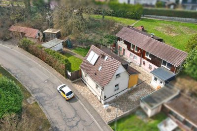 Handwerkertraum mit großem Potenzial – Zwei Häuser auf großzügigem Grundstück!