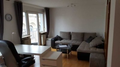 Helles Zimmer  mit Stadtblick, Balkon & Aufzug - Penthouse Living. Mitten in Karlsruhe.