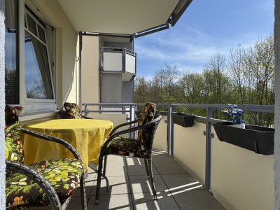 Helle 2-Zimmer-Wohnung mit Balkon und Blick ins Grünen, bequem per Aufzug zu erreichen.