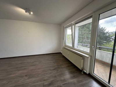 Gemütliche 1-Zi.-Whg mit großem Balkon und neuer Einbauküche, Nähe Hochschule und Goldschmiedeschule