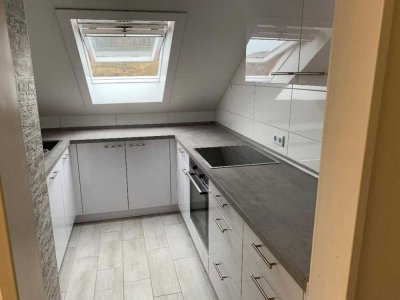 Wunderschöne, frisch renovierte 3 Zimmer-Wohnung mit Einbauküche und TG-Stellplatz