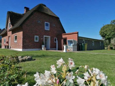 Charmantes Reetdachhaus mit zusätzlichem Baugrundstück nahe der Nordsee