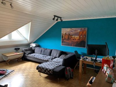 Vollständig renovierte Dachgeschosswohnung mit zweieinhalb Zimmern und Balkon in Weiler bei Bingen