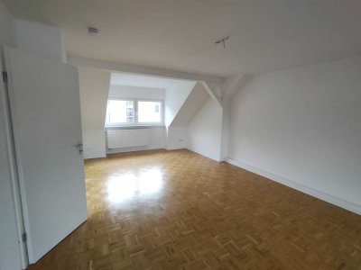 Neuwerige DG-Wohnung mitten in Bredeney, mit Einbauküche in 45133, Essen