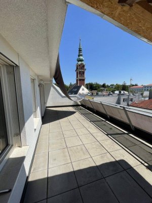 Sonnige Dachterrassenwohnung: Zentral gelegene 2-Zimmer-Mietwohnung mit möblierter Küche in Ried