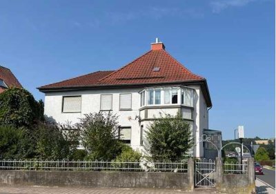 Ein-/Zweifamilienwohnhaus, Garagen, schöner großer Garten