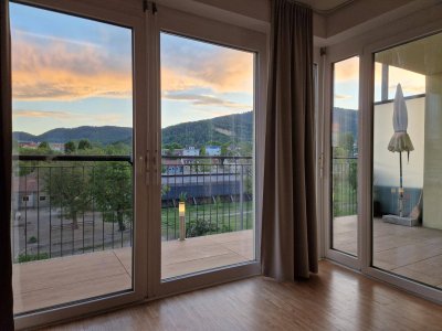 *PRIVAT* Familienfreundliche 4 Zimmer Wohnung im 4. obersten Liftgeschoss mit großem, überdachten Balkon und Blick auf eine Pferdewiese, inkl. TG Platz und großem Keller