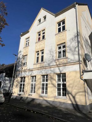 Barrierefreie 2,5 Zi-Altbauwhg. mit Charme! EBK, Freisitz, Gartennutzung & Kfz-Stellplatz, D-Eller!