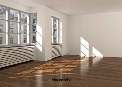 Wohnung nebst Balkon und Stellplatz