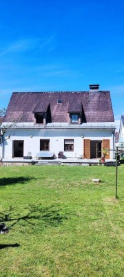 Wohnen in bester Lage: Reihenhaus mit zwei Einheiten und großen Grundstück