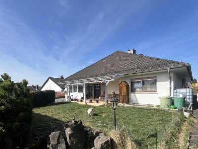 Gedern: Charmanter Bungalow mit Einliegerwohnung und idyllischem Garten