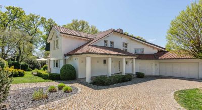 ENGEL & VÖLKERS: Am See zuhause - Stilvolle Villa mit Privatsphäre, Pool und Premium-Ausstattung