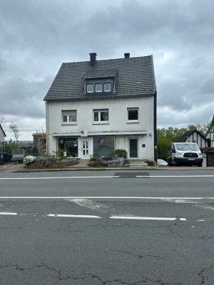 Wohn-/ Geschäftshaus im grünen mit 2 We, 1 Gewerbefläche, Keller,  in gewachsener Lage