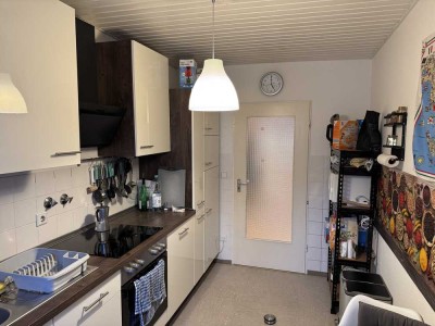 Gut geschnittene, helle Zwei-Zimmer-Wohnung mit 2 Balkonen in zentraler Lage