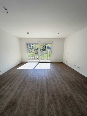 Lichtdurchflutete 2-Raum-Wohnung: Einbauküche und Terrasse