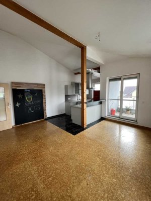 3-Raum-DG-Wohnung mit hohen Räumen + 3 Balkonen + EBK in Bad Abbach