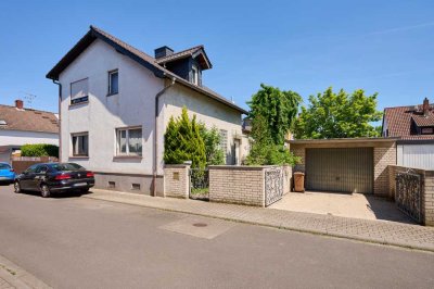 Sanierungsbedürftige DHH mit schönem Garten und Garage in guter Lage von Mühlheim
