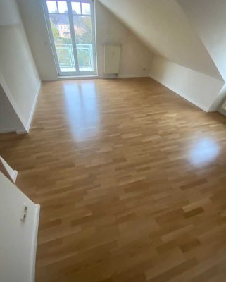 Charmante 2-Zimmer-DG-Wohnung in Lerchenau, München (Nähe BMW)