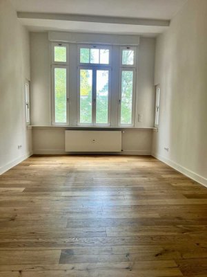 Traumlage! Top sanierte 4-Zimmer-Altbauwohnung mit großem Balkon!