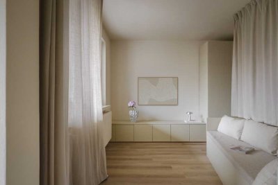 Stilvoll möbliertes Design-Apartment mit maßgefertigten Einbauten und Loggia - Erstbezug
