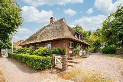 Reetdachkate mit romantischem Garten – fußläufig zur Waldorfschule und zum Mühlenteich