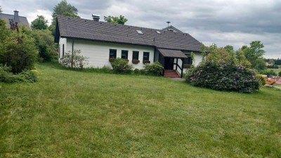 Geräumiger 6-Zimmer Bungalow in 96361 Steinbach am Wald
-komplett unterkellert 130 m²
-Doppelgarage