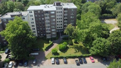 Komplett Modernisiert: 2,5 Raum Erdgeschosswohnung mit Loggia