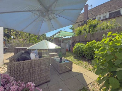 Lichtdurchflutete 2,5-Zimmer Erdgeschosswohnung mit großer Terrasse & TG-Stellplatz