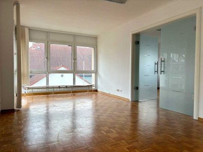 Helle 2-Raum-Wohnung mit Küche mitten in Eschborn