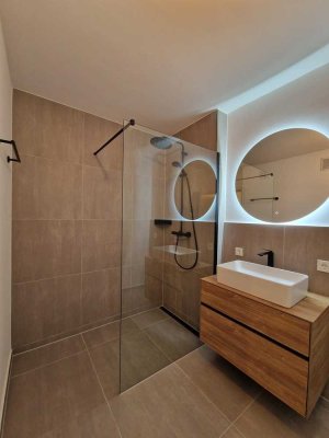 Provisionsfrei! Frisch sanierte und provisionsfreie helle 3-Zimmer-Wohnung mit Südbalkon