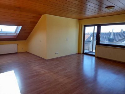Helle 3-Zimmer-DG-Wohnung mit Balkon und Einbauküche in Schörzingen