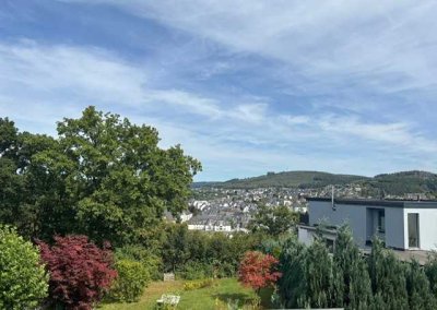 Zwei Häuser - ein Blick, der begeistert! Doppelchance über den Dächern von Olpe.