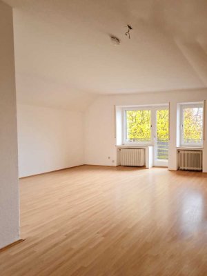 Schöne 2-Zimmer-DG-Wohnung in Bonn / Bad Godesberg mit neuem Bad, Einbauküche, Balkon und Stellplatz