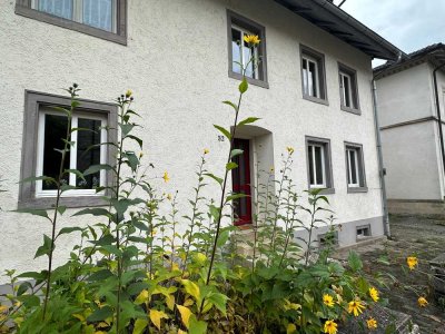 Historisches Pfarrhaus von 1864 als Doppelhaus direkt an der Schweizer Grenze (Grundstück in Erbpach