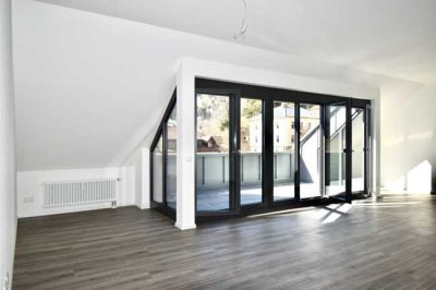 * Zentral mit Dachloggia und Lift *