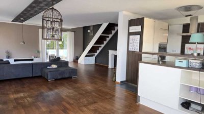 4,5 Zimmer Maisonette Wohnung mit Aussicht, Einbauküche, 2 Bädern, 2 Balkonen, Gäste WC und Garage!