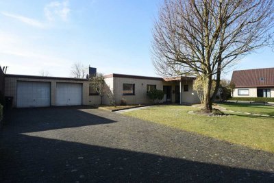 Flachdachbungalow in zentraler Lage mit Doppelgarage !
