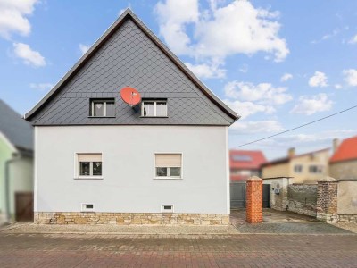 Modernisiertes Einfamilienhaus mit ausgebautem Dachgeschoss und großem Grundstück in Roßbach
